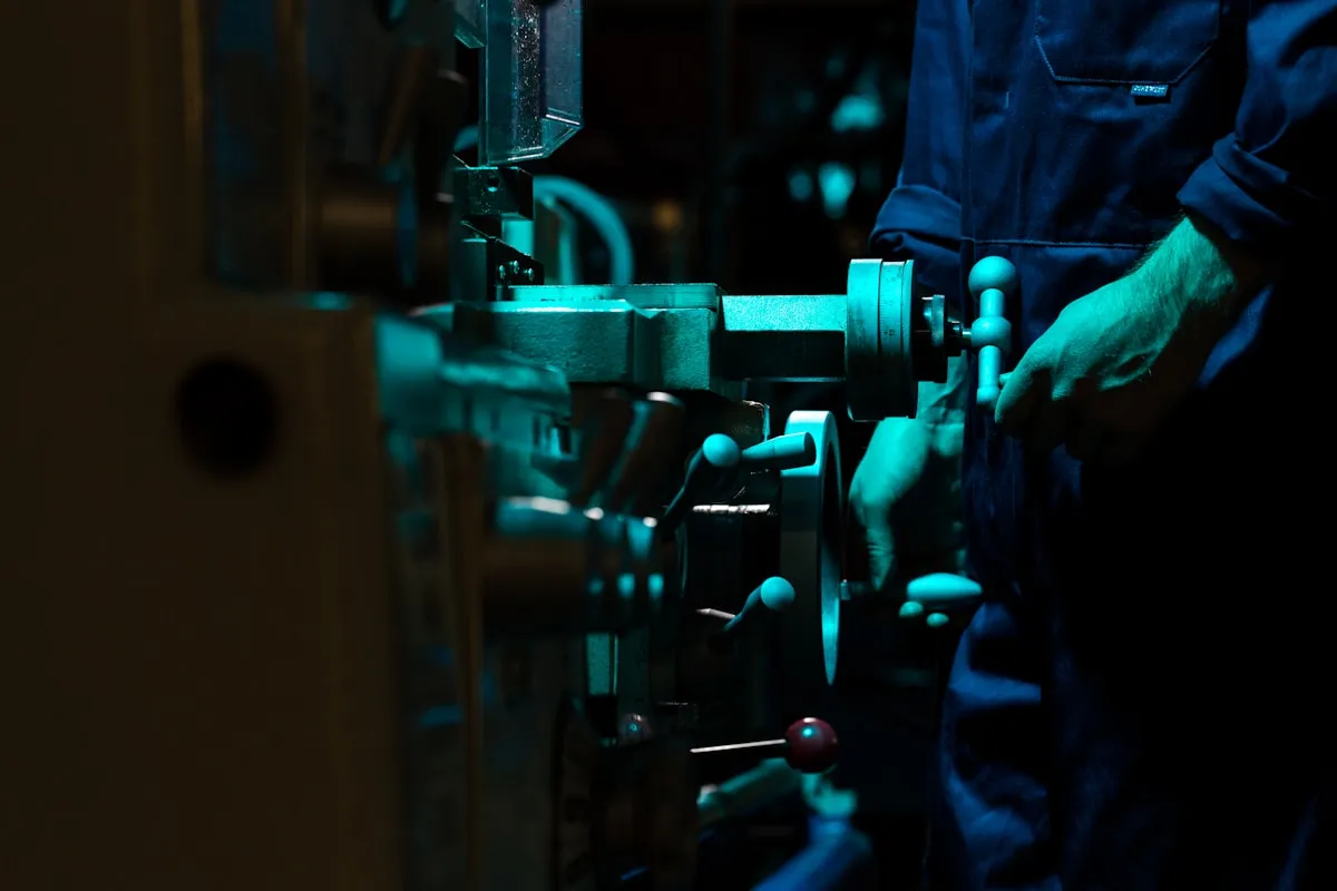 Manufacturing team discussing process knowledge on the shop floor